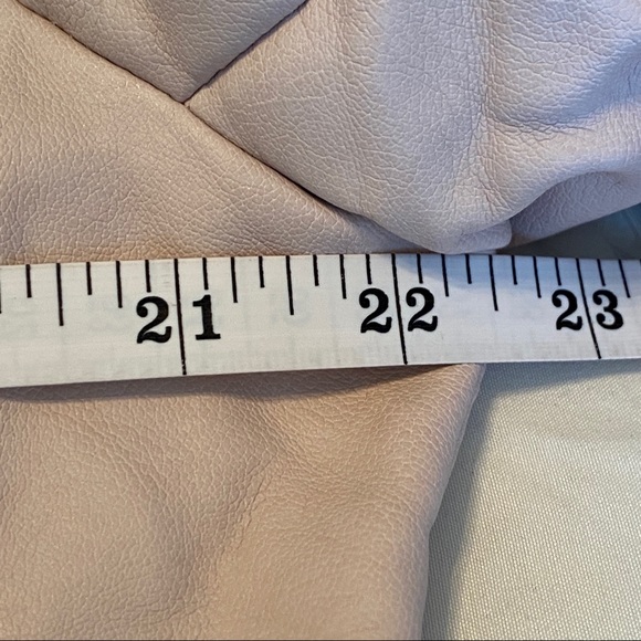 FINAL CHANCE! CLOSET CLOSING! - Picture 6 of 10